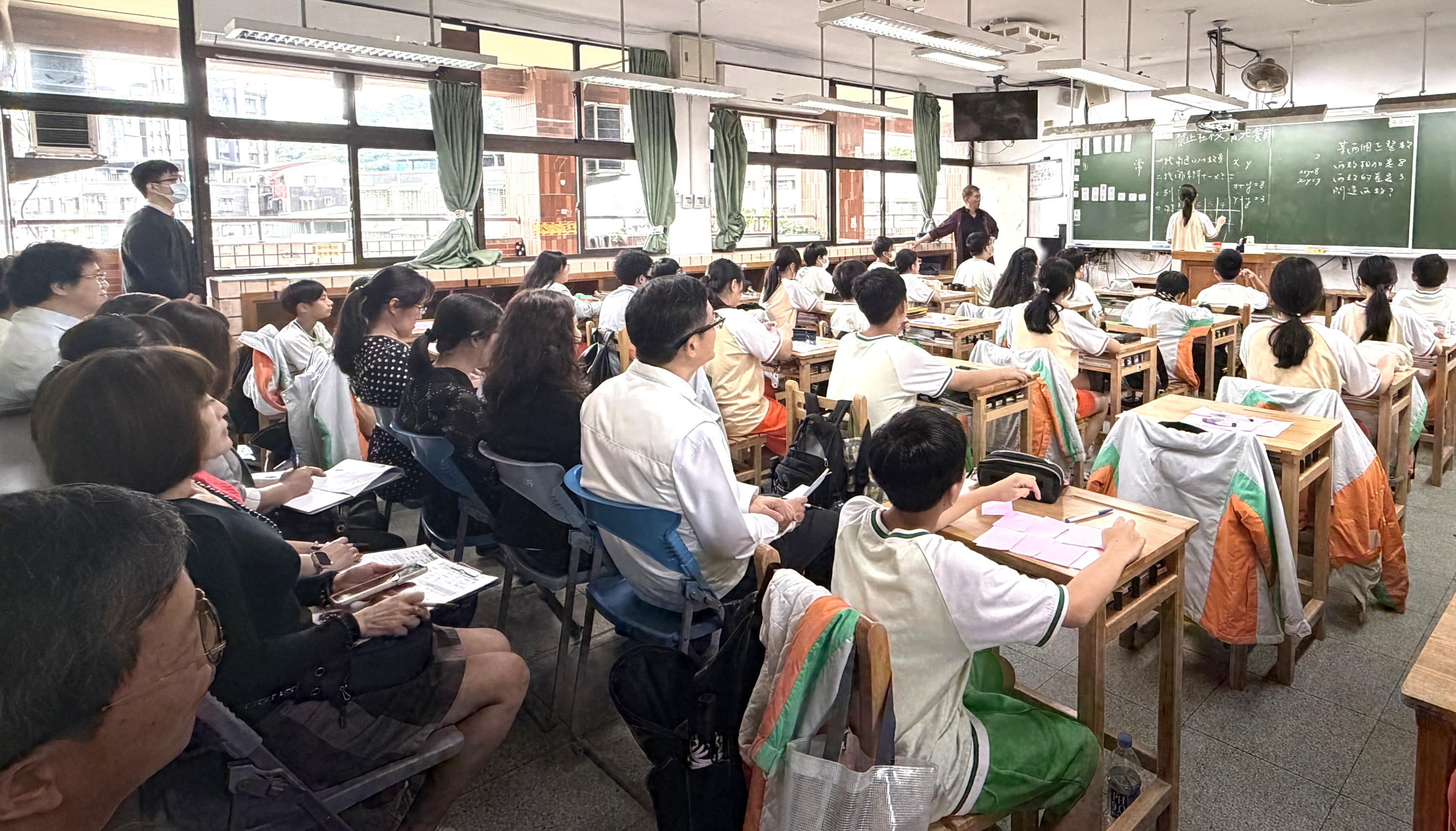 林文虎講師透過公開授課的模式讓初任校長從觀課中了解課程教學中班級經營的模式，以及如何觀察及照顧每個不同程度的學生，並給予適合的互動模式。