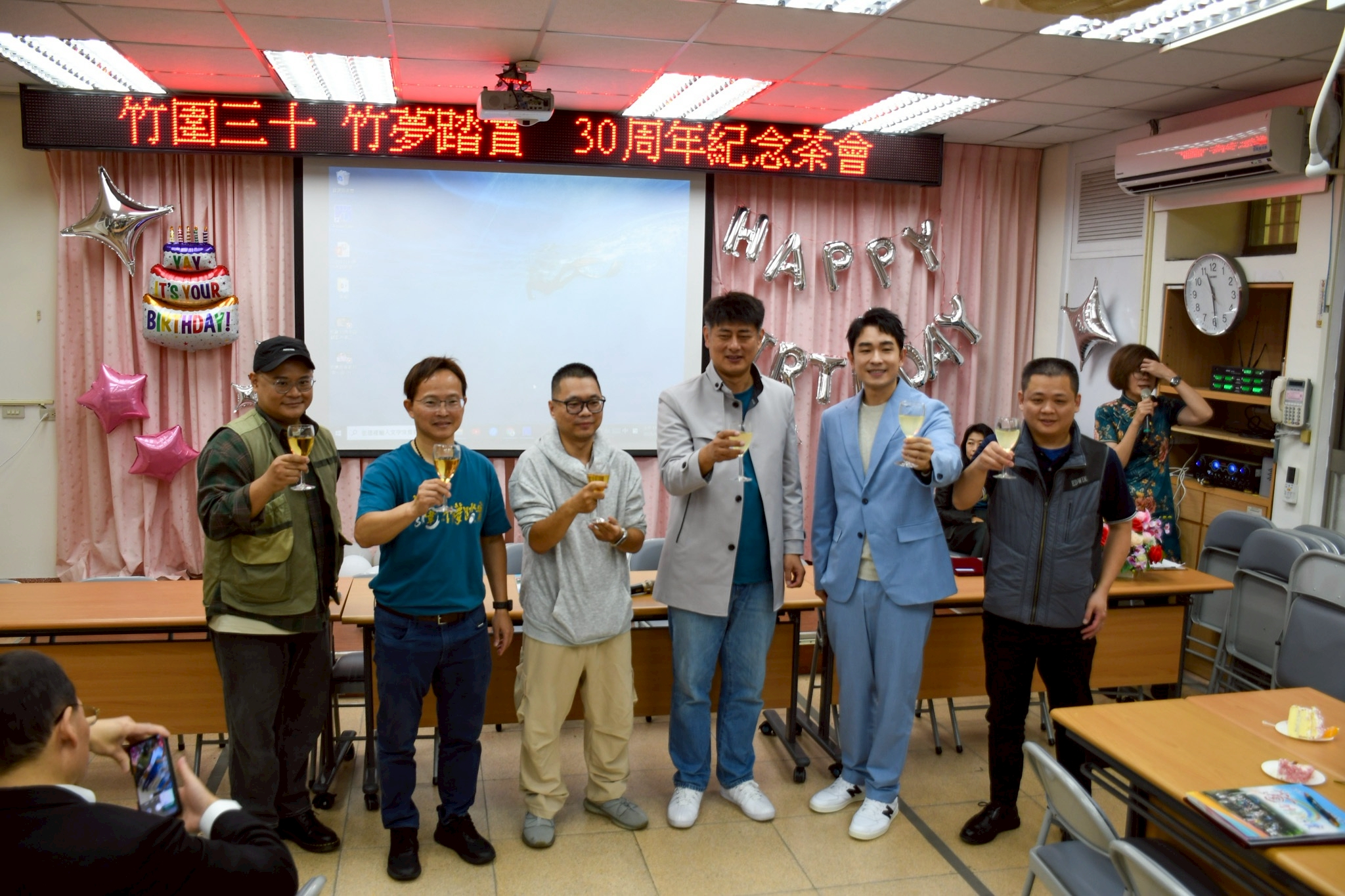 校慶茶會合影.