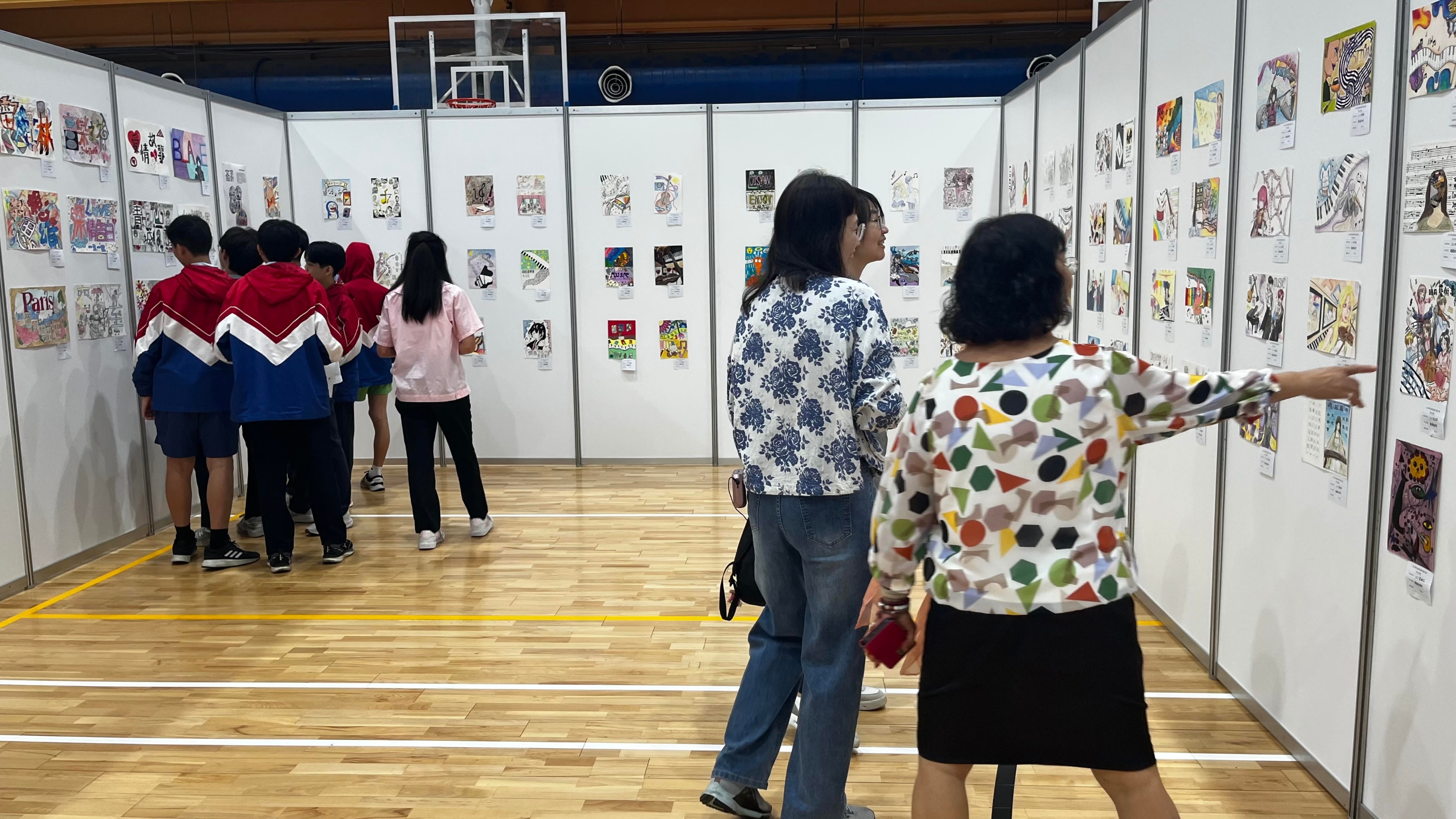 校長向貴賓擔任導覽工作.jpg