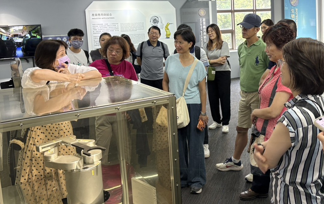 校長社群參訪新竹園區探索館 參觀大氣晶圓傳輸機械手臂_0.jpg