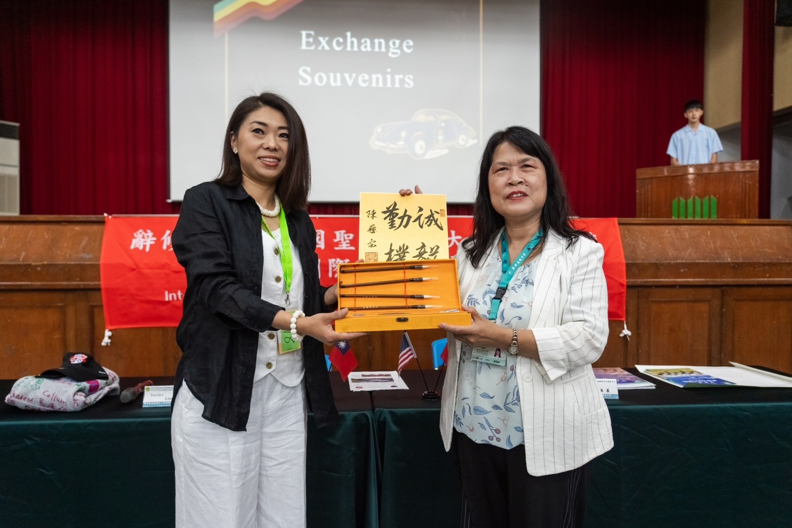 校長致贈文房四寶及創辦人墨寶給來訪的聖依納爵大學預科學校.png