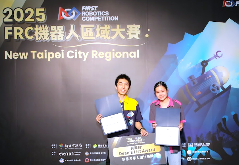 楊竣晴(左)榮獲院長獎，全臺僅 9 人獲此殊榮
