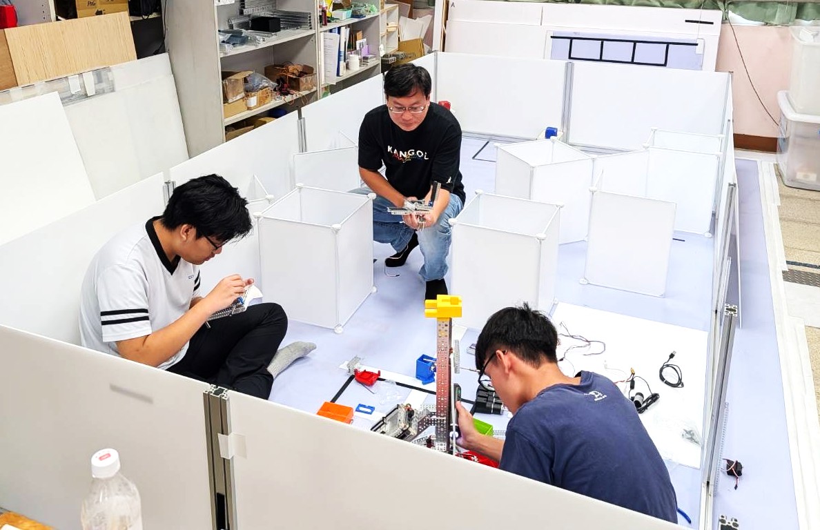 榮獲機器人職種金手第一名的鶯歌工商李毓祐與徐睿辰選手密集訓練照