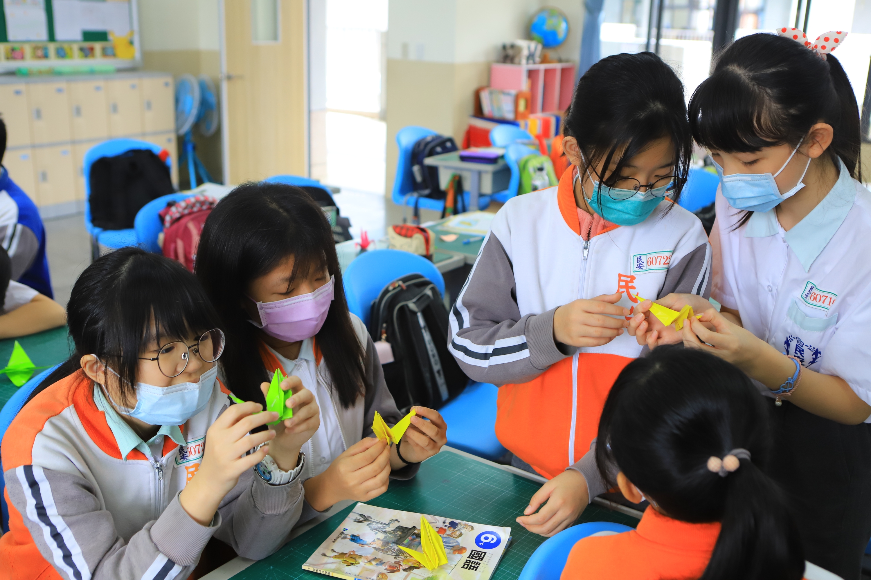 民安國小老師帶著學生折紙鶴、寫祈福卡，指導孩子以正向的態度來面對這次事件.