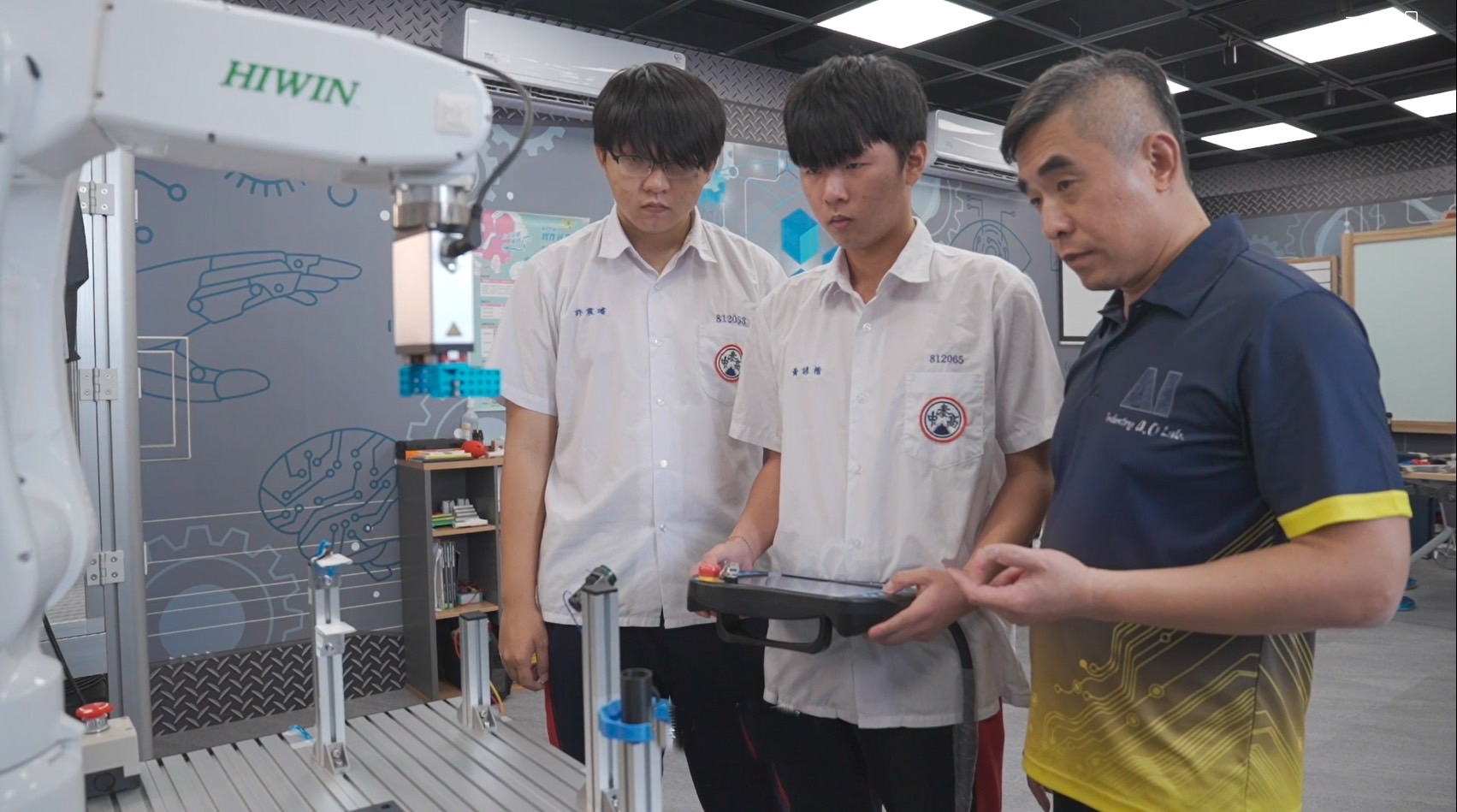 泰山高中師生運用AI視覺辨識，操作機械手臂進行物體分類