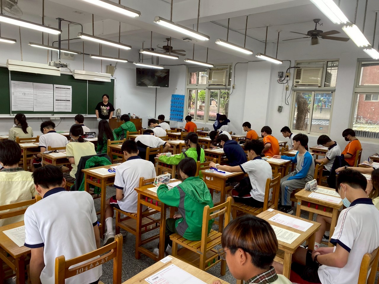 泰山高中考場一般試場學生應試