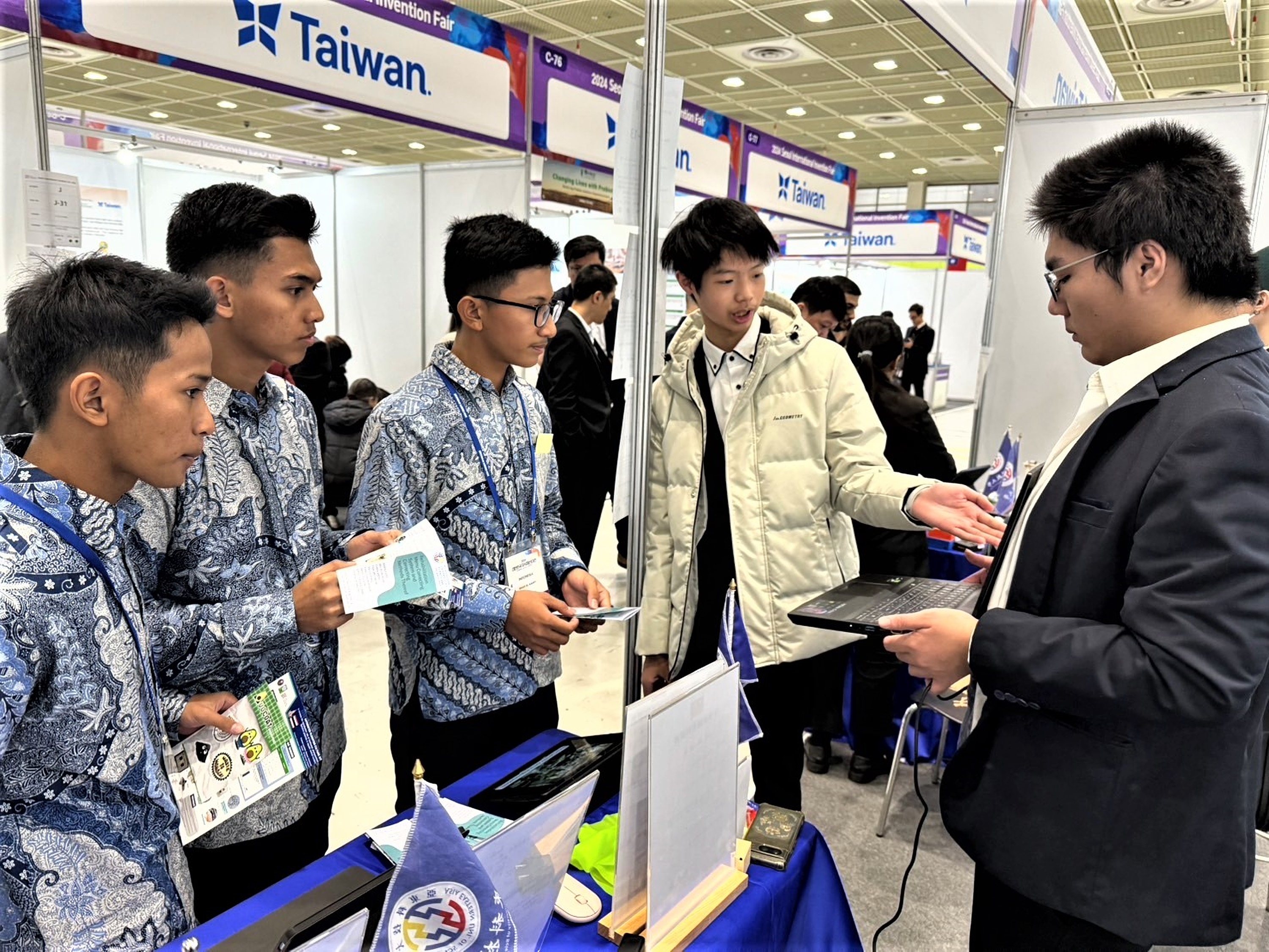 泰山高中與亞東科大「復健菜單修正系統及其修正方式」2024 SIIF首爾國際發明展發表_0.jpg