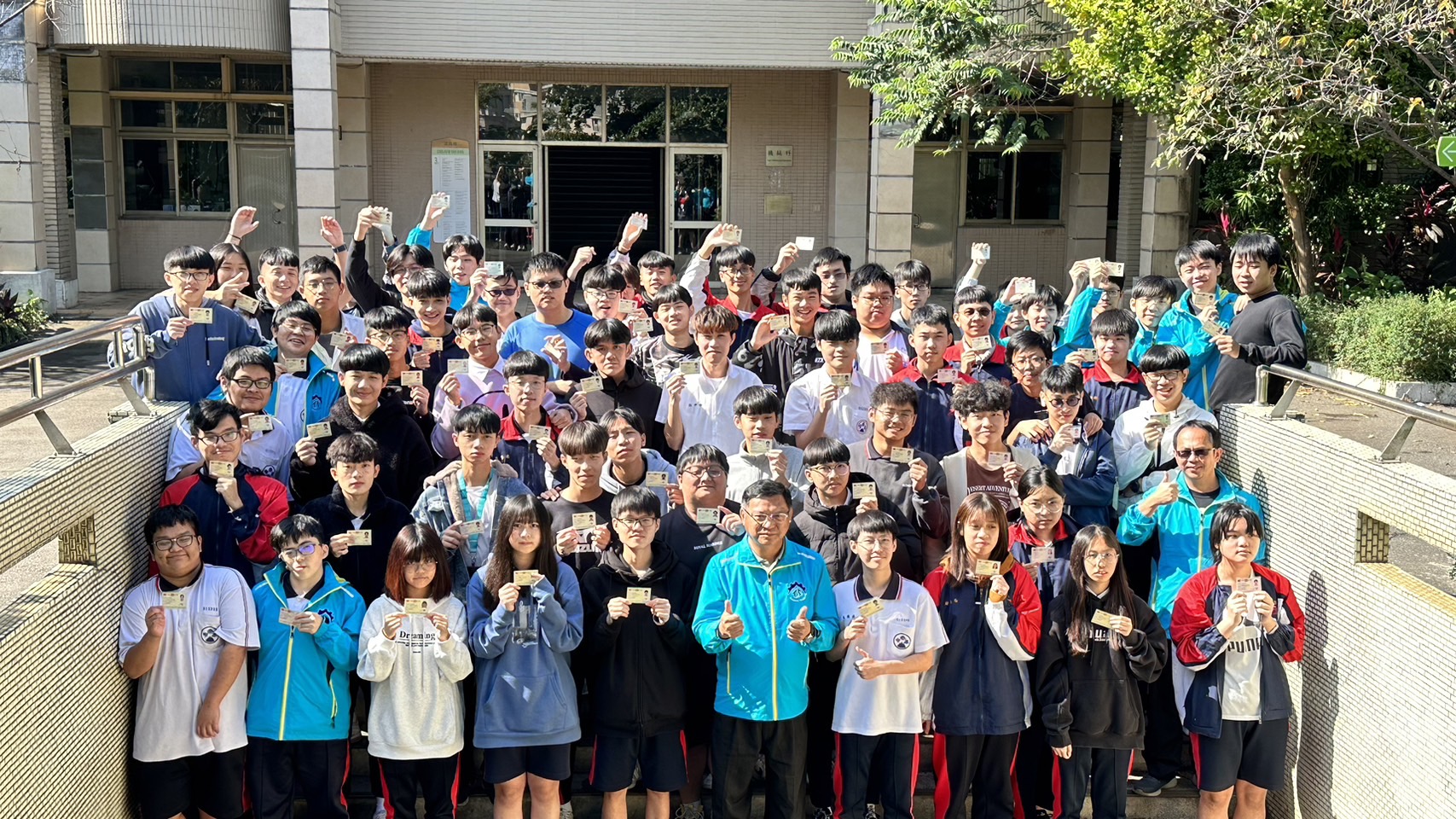 泰山高中電子科數位電子乙級證照傳出捷報，112年度，65人報檢，通過60人，全科學生拿著剛出爐的證照合影。.jpg