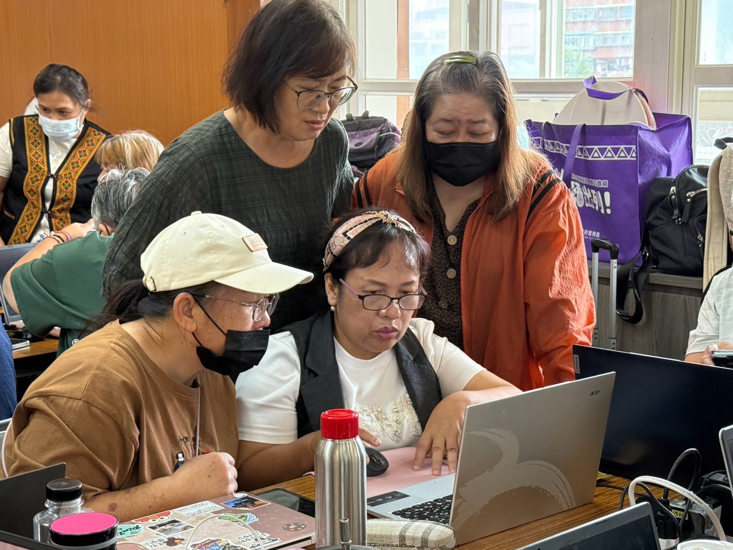 泰雅族語專職族Pawzi Yukih偕同老師一起使用AI共備數位學習課程_0.jpg