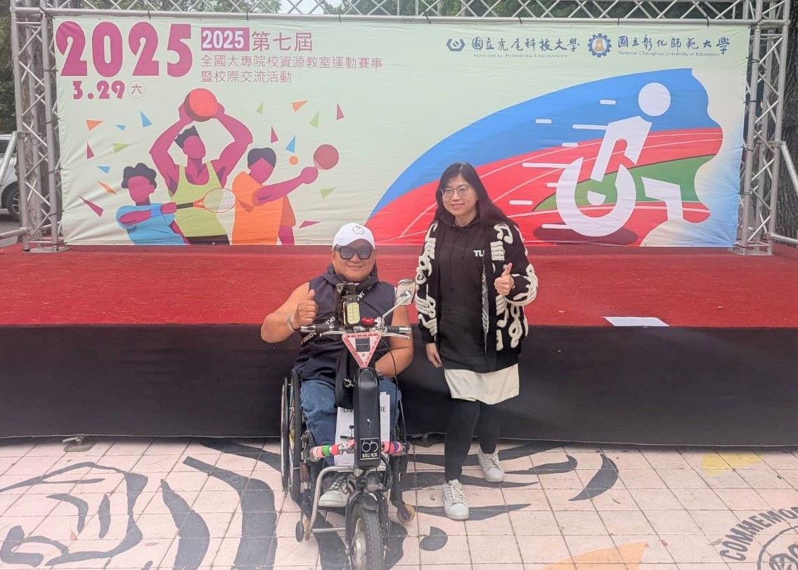 海洋科大鄭漢琮(左1)是首位引進輪椅網球的身障運動國手_0.jpg