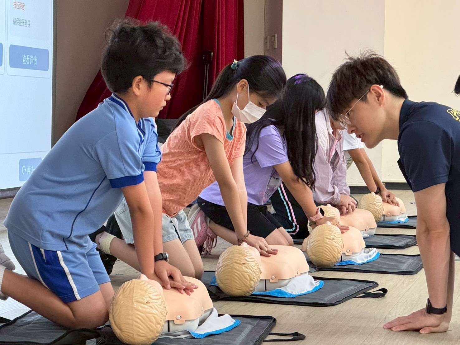 消防局教官指導學生CPR技巧1_0.jpg