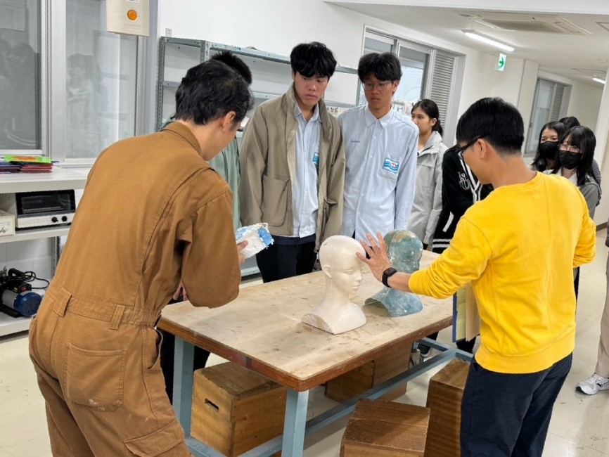 清水高中學生參訪九州大學設計學院的材料加工實驗室.jpg