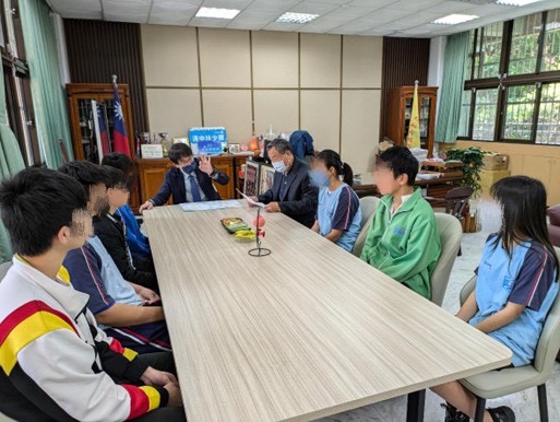 清水高中教育基金會彭董事長與賴校長勉勵學生.jpg