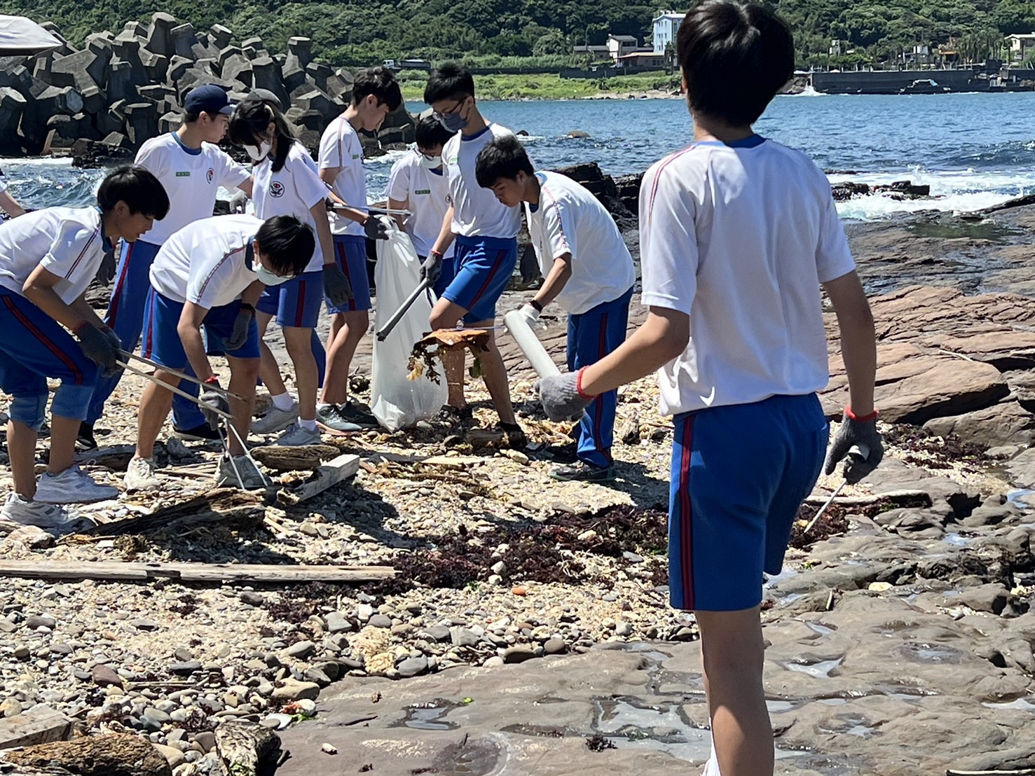為愛護海洋環境而淨灘.jpg