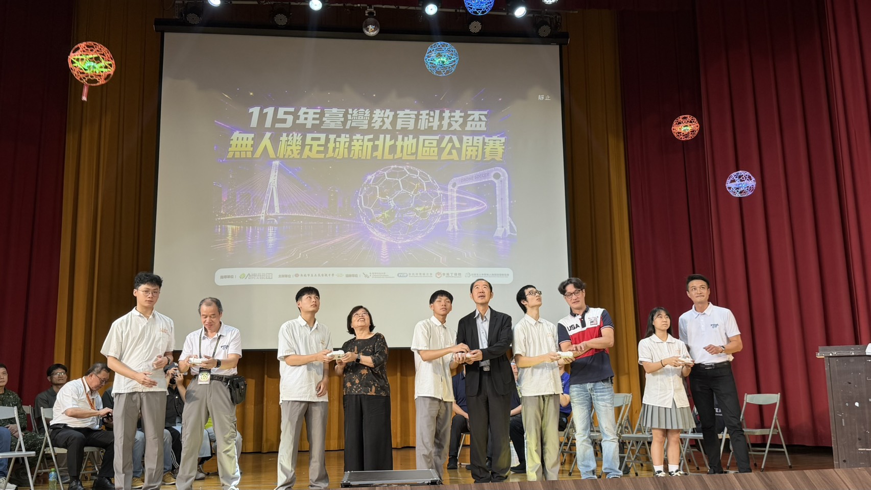 無人機新北地區公開賽起飛儀式,學生與貴賓們共同起飛.jpg