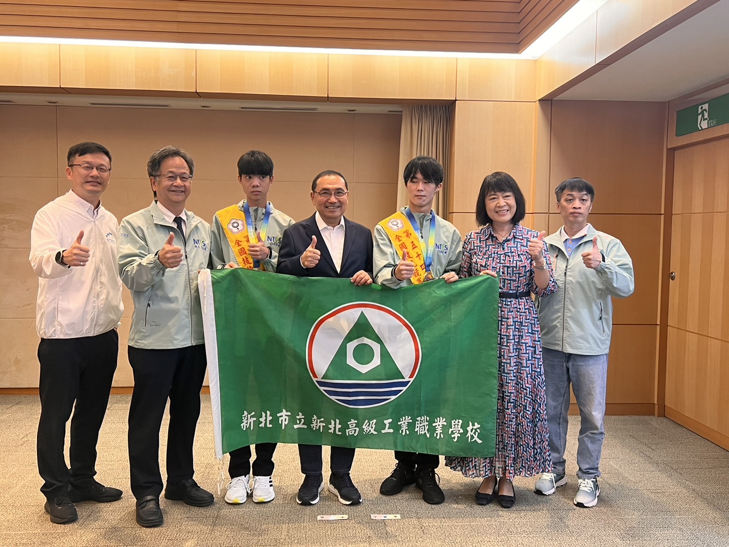 獲得青少年組商務軟體設計、網頁技術職種金牌的洪翊恩、黃紹謙同學與丹鳳高中國中校.jpg