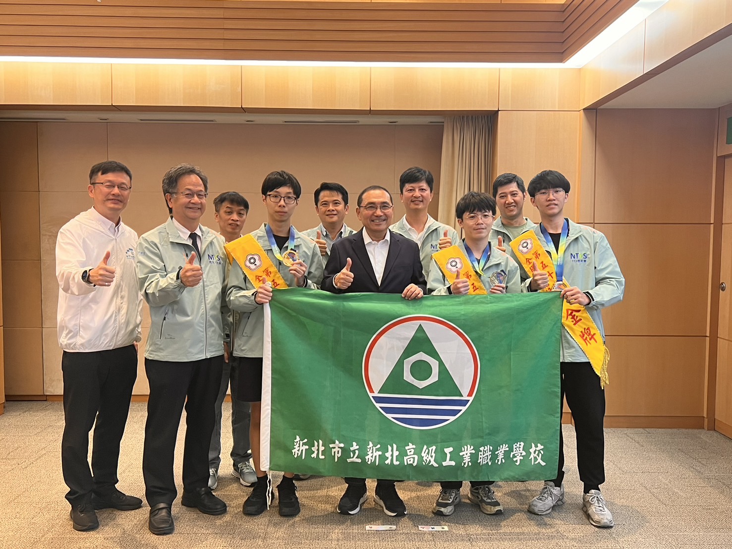 獲得青年組CNC車床、網頁技術、模具職種金牌的周宥丞、賀皓群、林港熹同學與新北高工.jpg