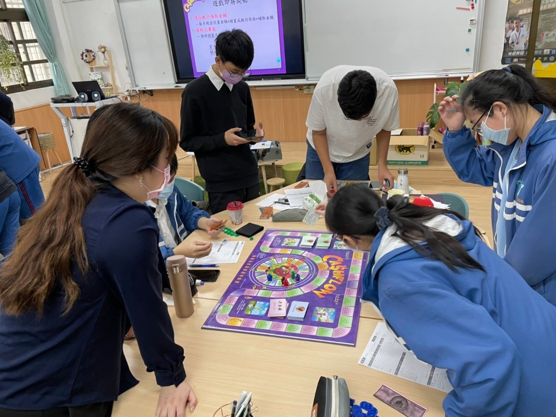 理財專員培訓營：學生進行「現金流」活動.jpg