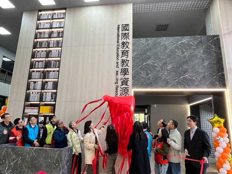 由佳珊科長、淑芬校長及其他貴賓共同揭幕.png