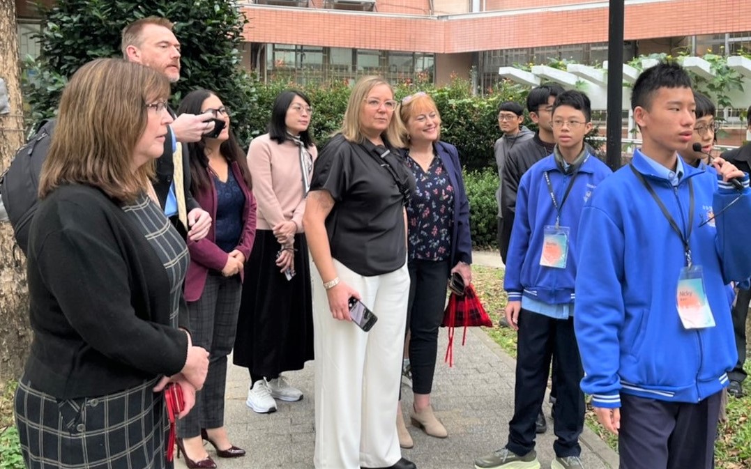福和國中學生以英文向美國紐澤西州勞倫斯學區貴賓進行校園導覽_0.jpg