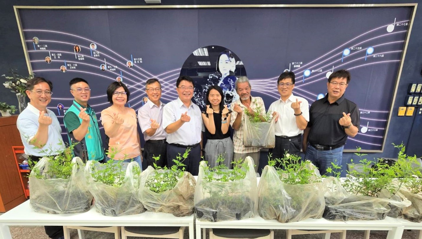 秀英花苗捐贈儀式，社區大學張明祥老師捐贈100株秀英花花苗給三蘆區國中小學校_0_0.jpg