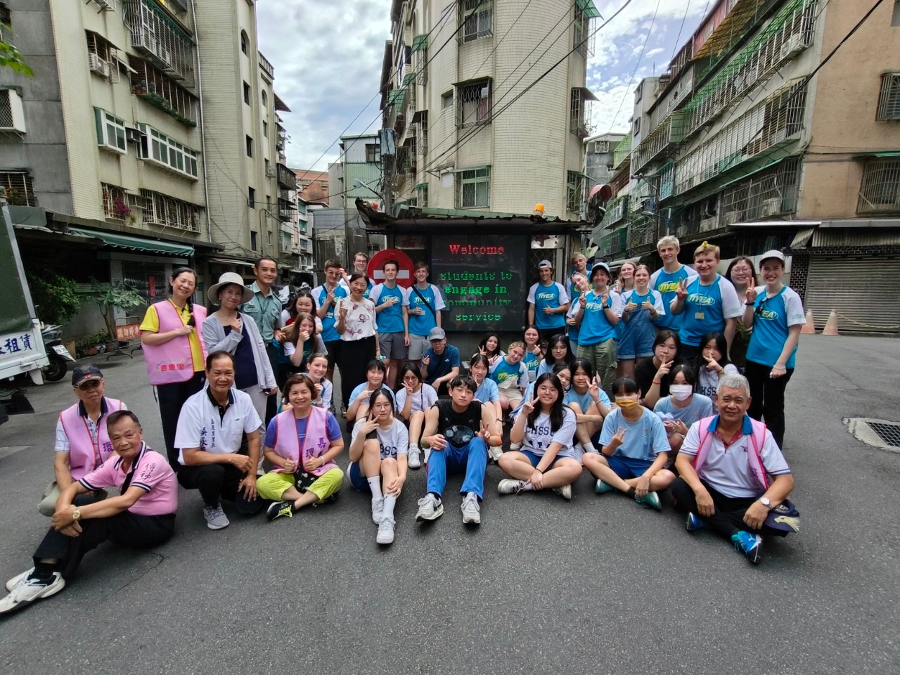 粉刷結束後台美學生與嘉慶里志工一起合影.jpg