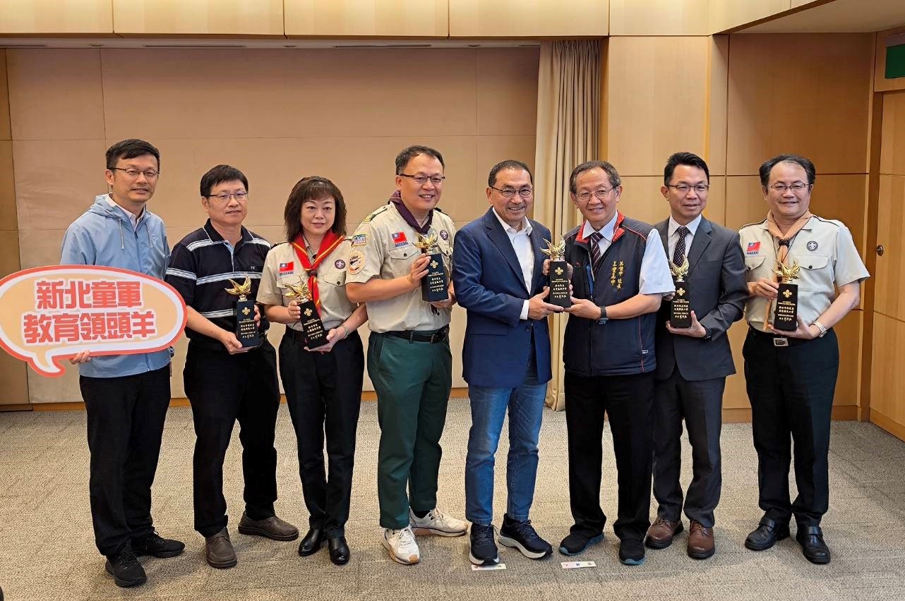 績優童軍學校獻獎_0.jpg