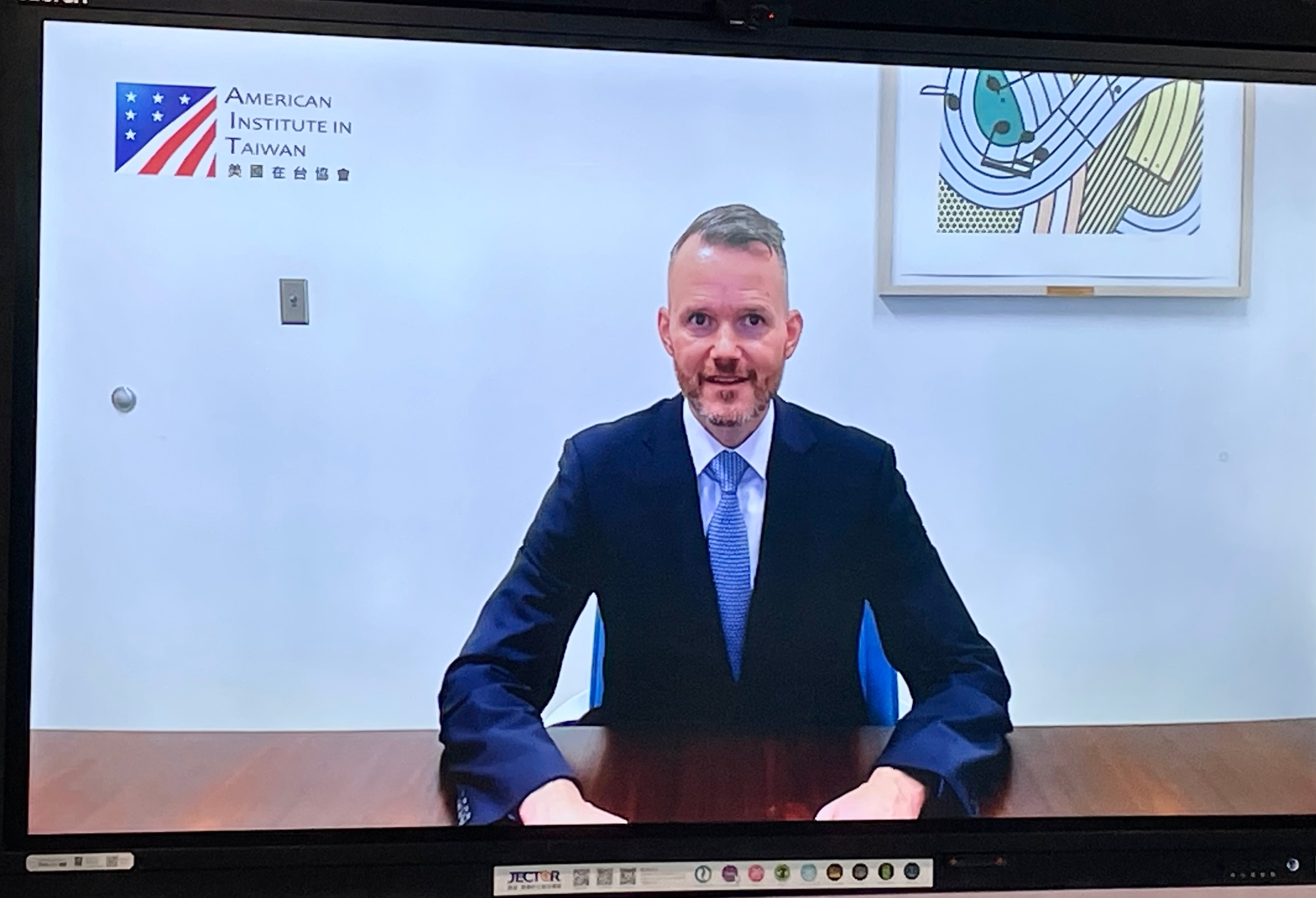 美國在臺協會AIT商務官杜杰夫Jeffrey Dutton預錄致詞表示,此將為臺美間教育合作,開啟新里程。.jpg