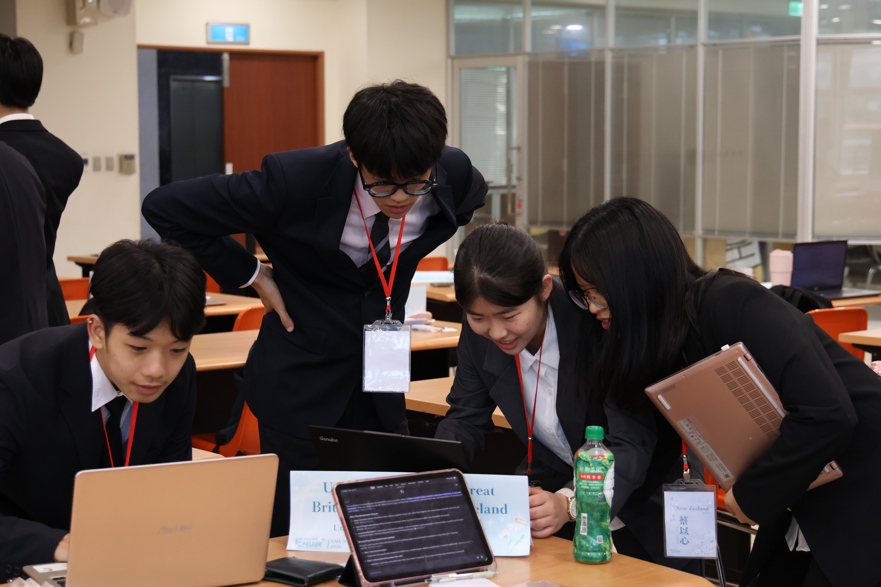 聚焦議題-模聯代表們的學術討論時刻.JPG