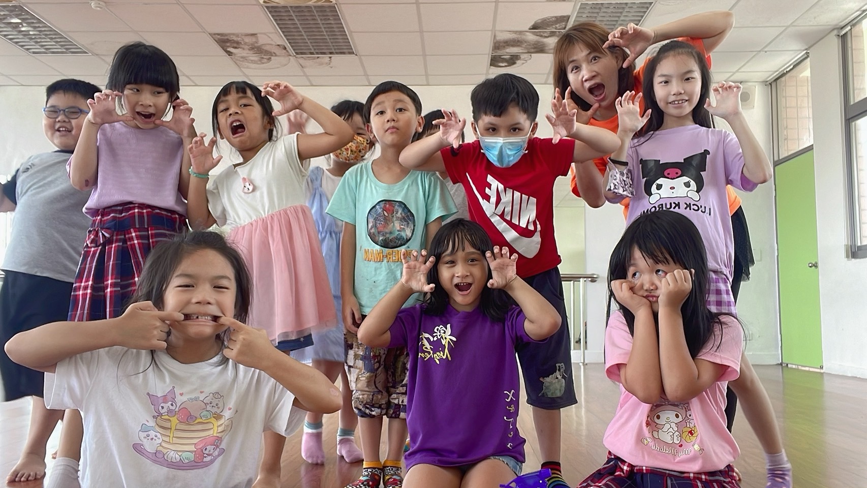 興仁國小學生與老師共同發想創意橋段，以自信燦爛的表情為表演畫下完美句點，展現滿滿活力與團隊默契.jpg
