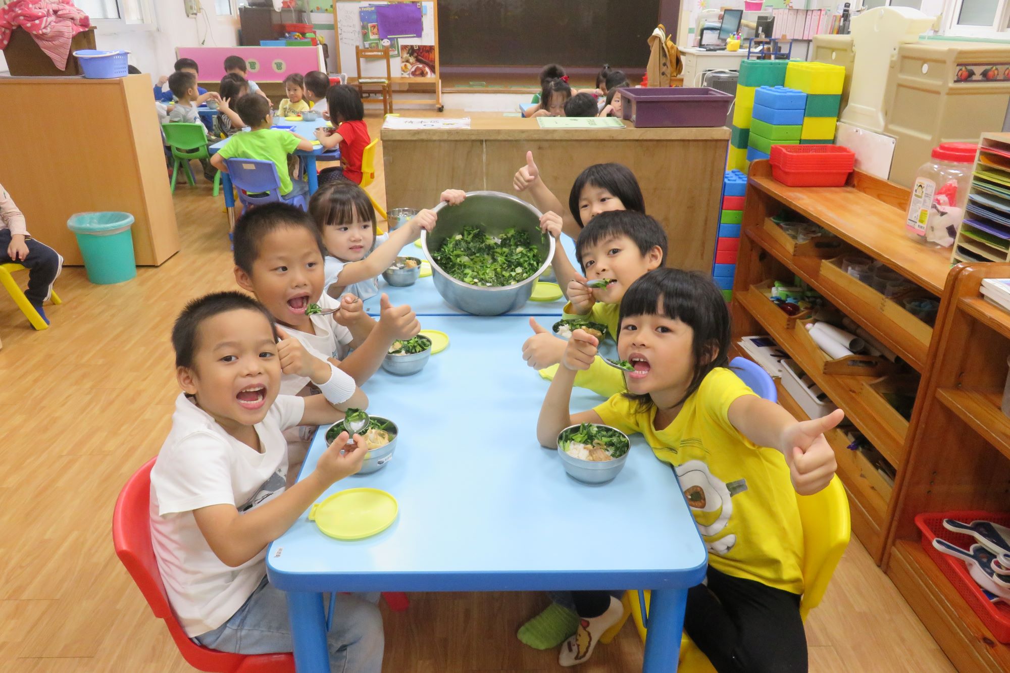 興華附幼的學生津津有味的食用活動認識的蔬菜