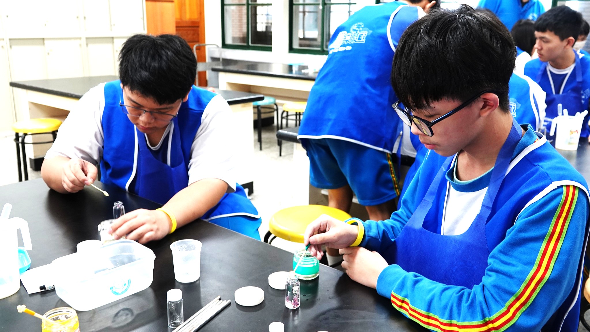 行動化學車將抽象理化概念轉化為實驗體驗，讓科學學習更有趣。圖為汐止國中學生利用滲透壓原理製作繽紛海底花園.jpg