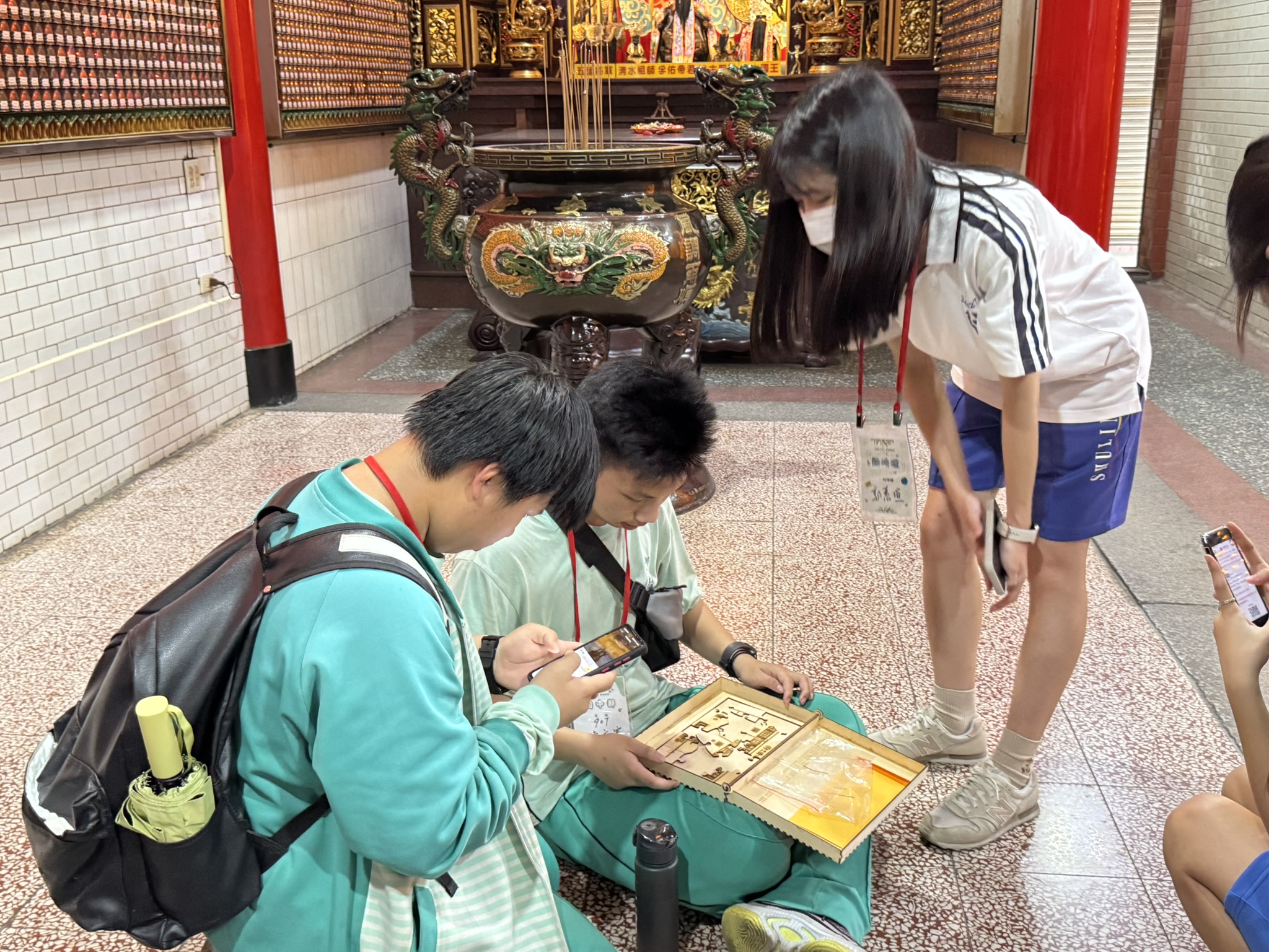 認真查詢實境解謎並完成拼圖.JPEG