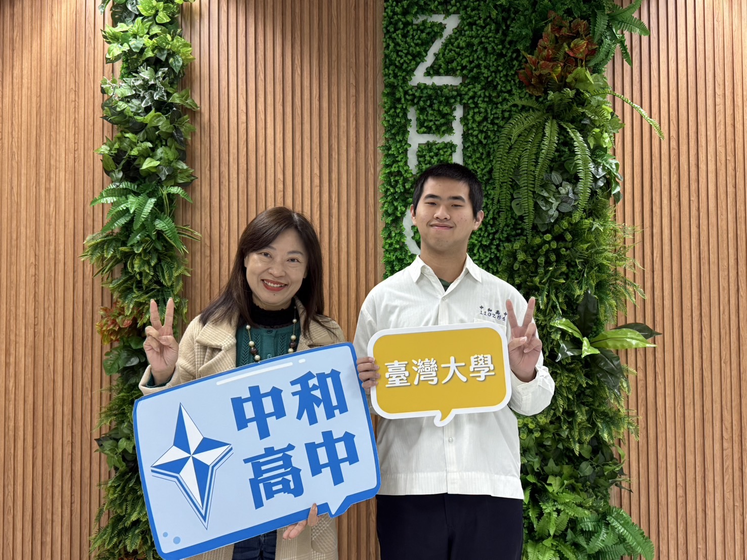 郭炳宏開心與「學姊」校長合照.jpg