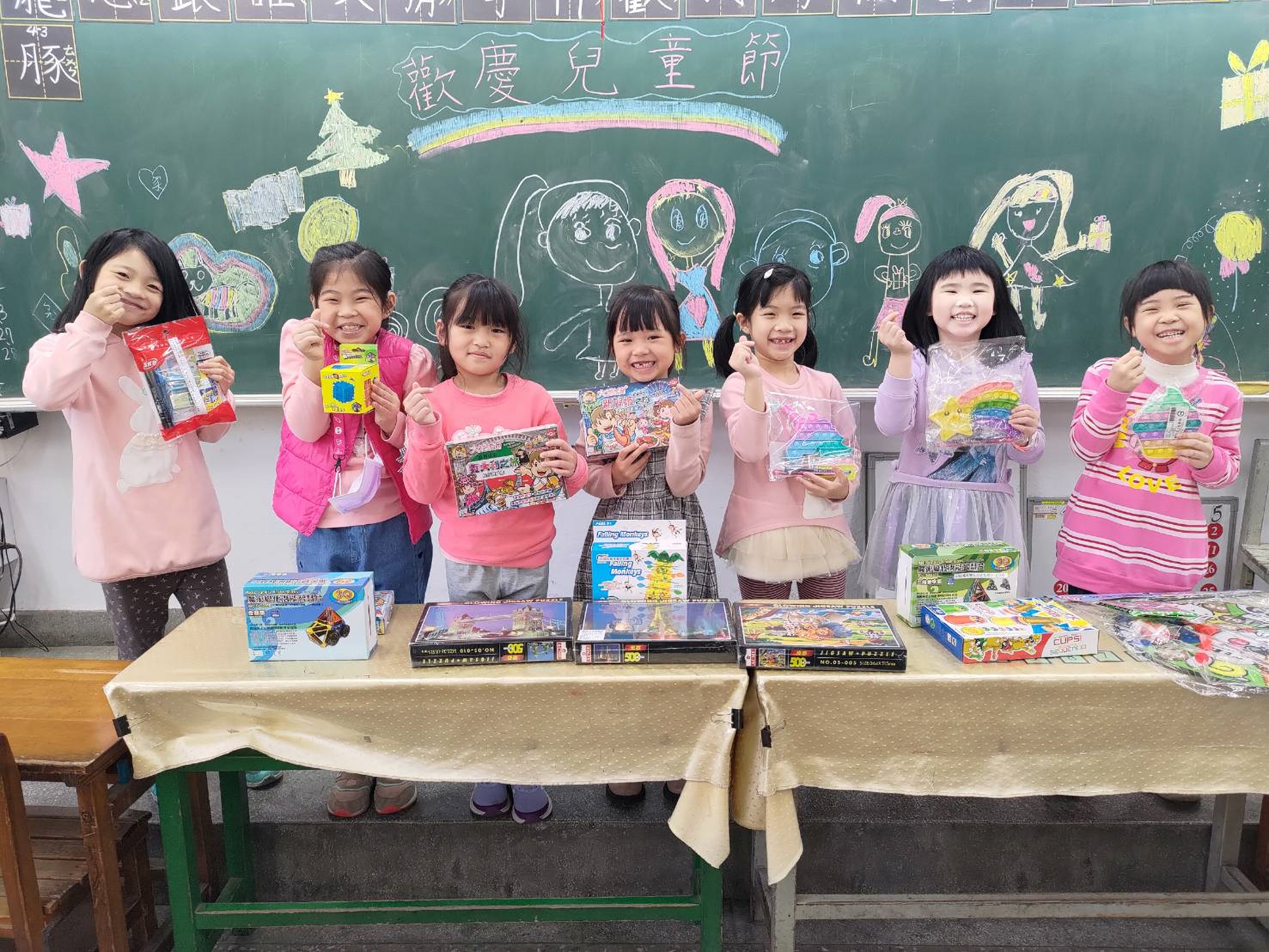 重慶國小贈送低、中、高年級不同兒童節禮物，讓學生驚喜又充實2.jpg