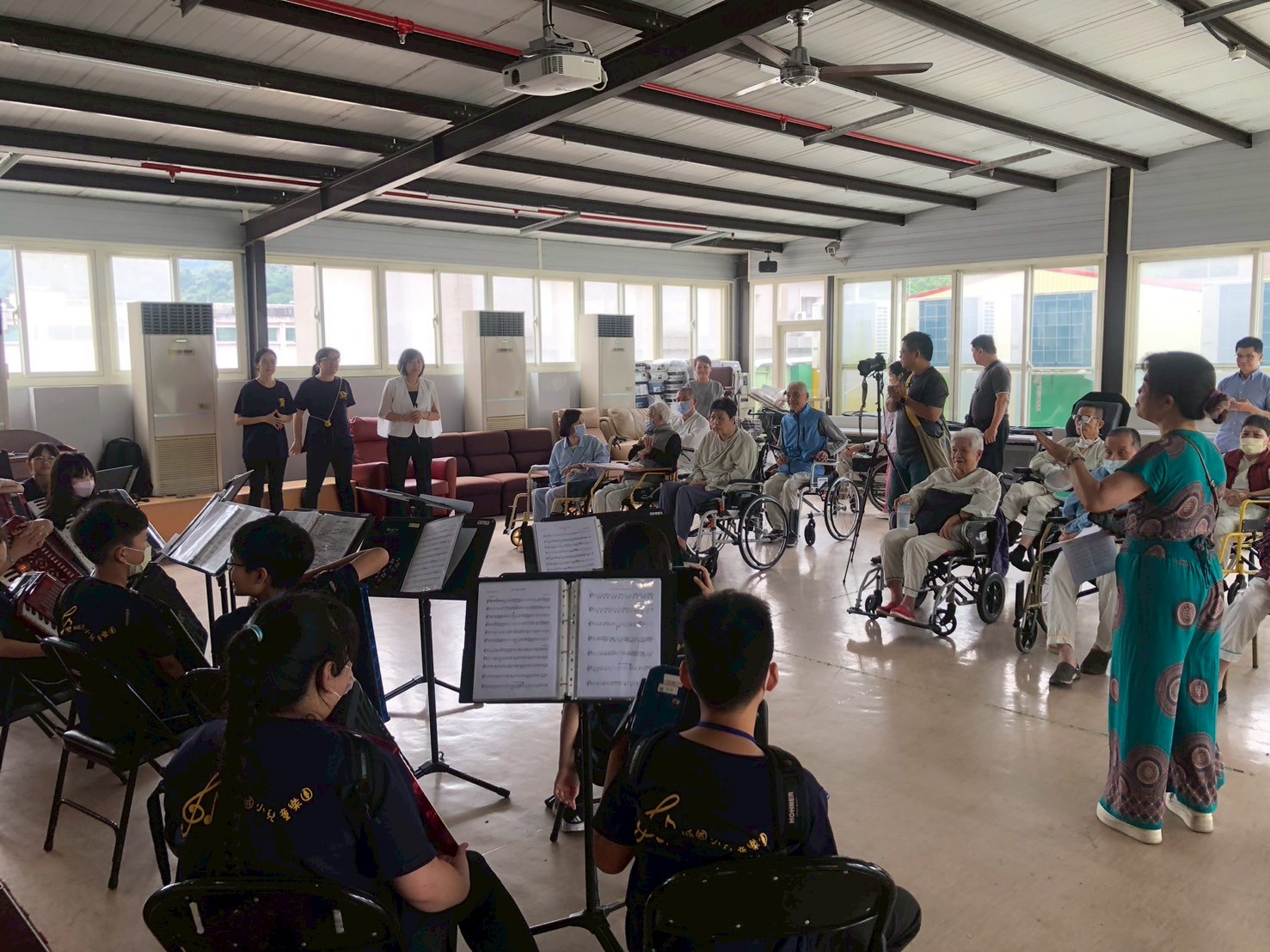 長者對音樂表演非常肯定與陶醉.jpg
