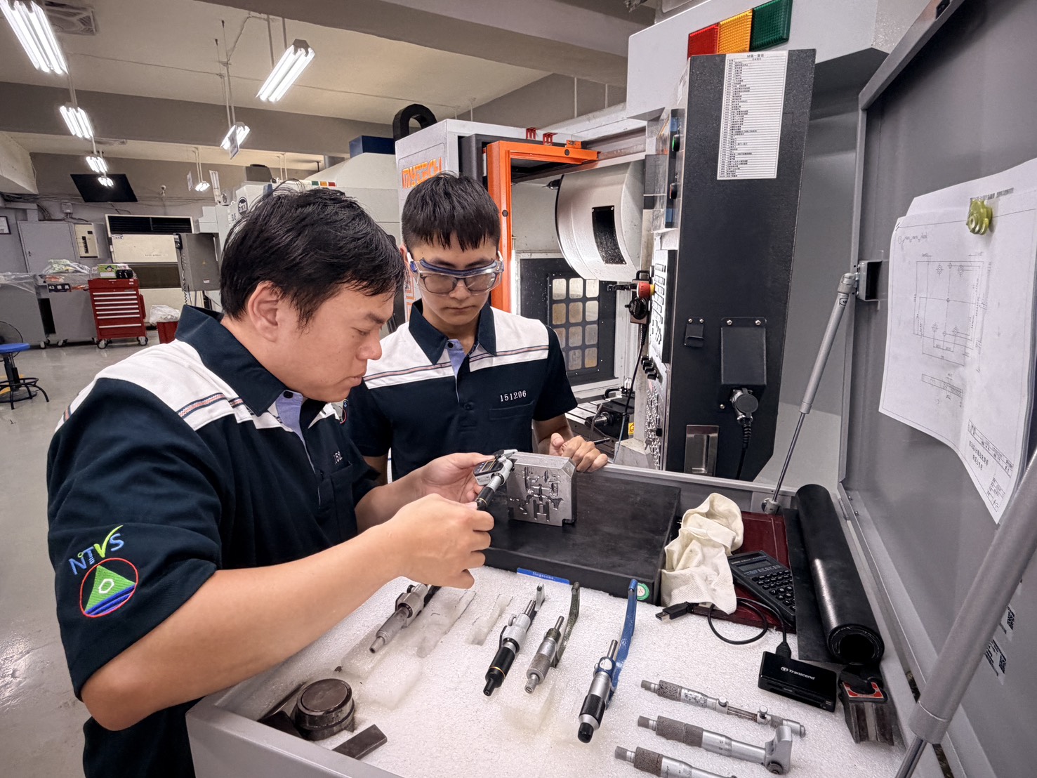 青年組模具金牌新北高工陳品睿選手感謝新北高工模具科師長及學長的支持與陪伴。1_0_0.jpg