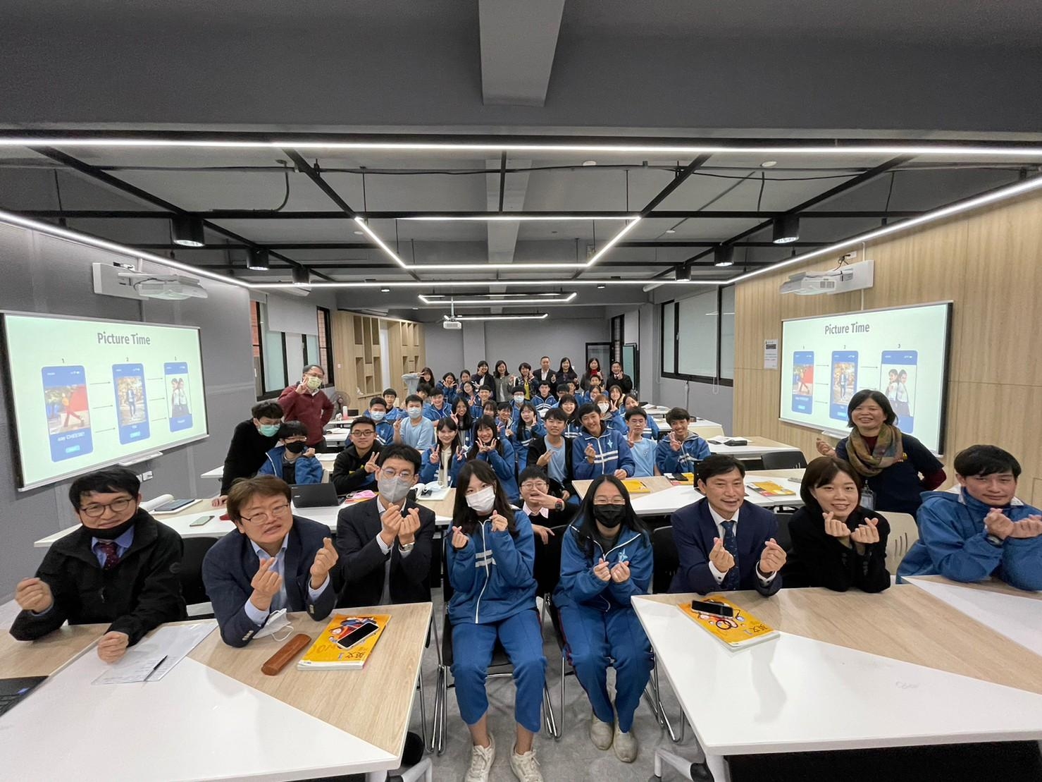 韓國教育官員進入英文課與學生交流，一起做出韓國愛心手勢.jpg