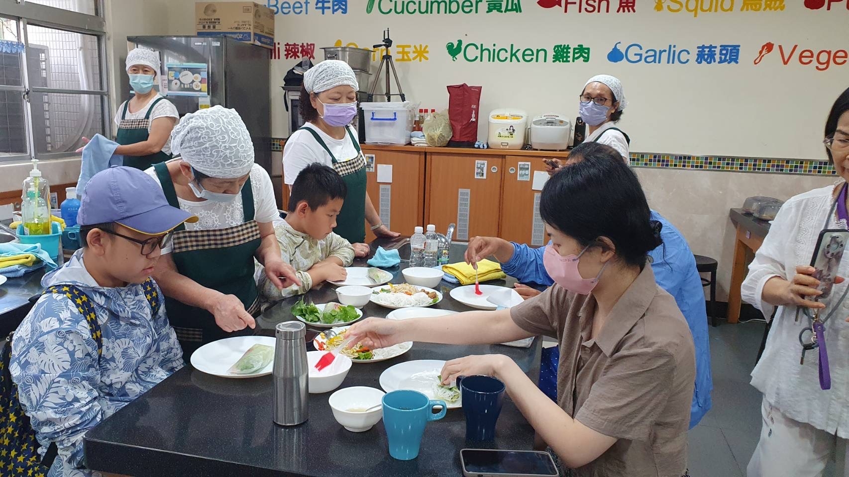 食育士在旁協助親子製作春捲_0.jpg