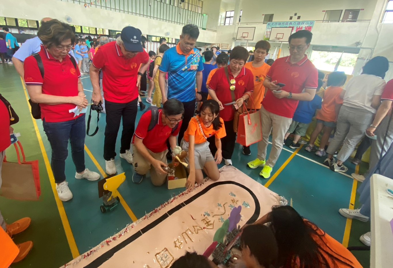 香港半島南扶輪社體驗金山國小攤位，聽學生解說_0.jpg