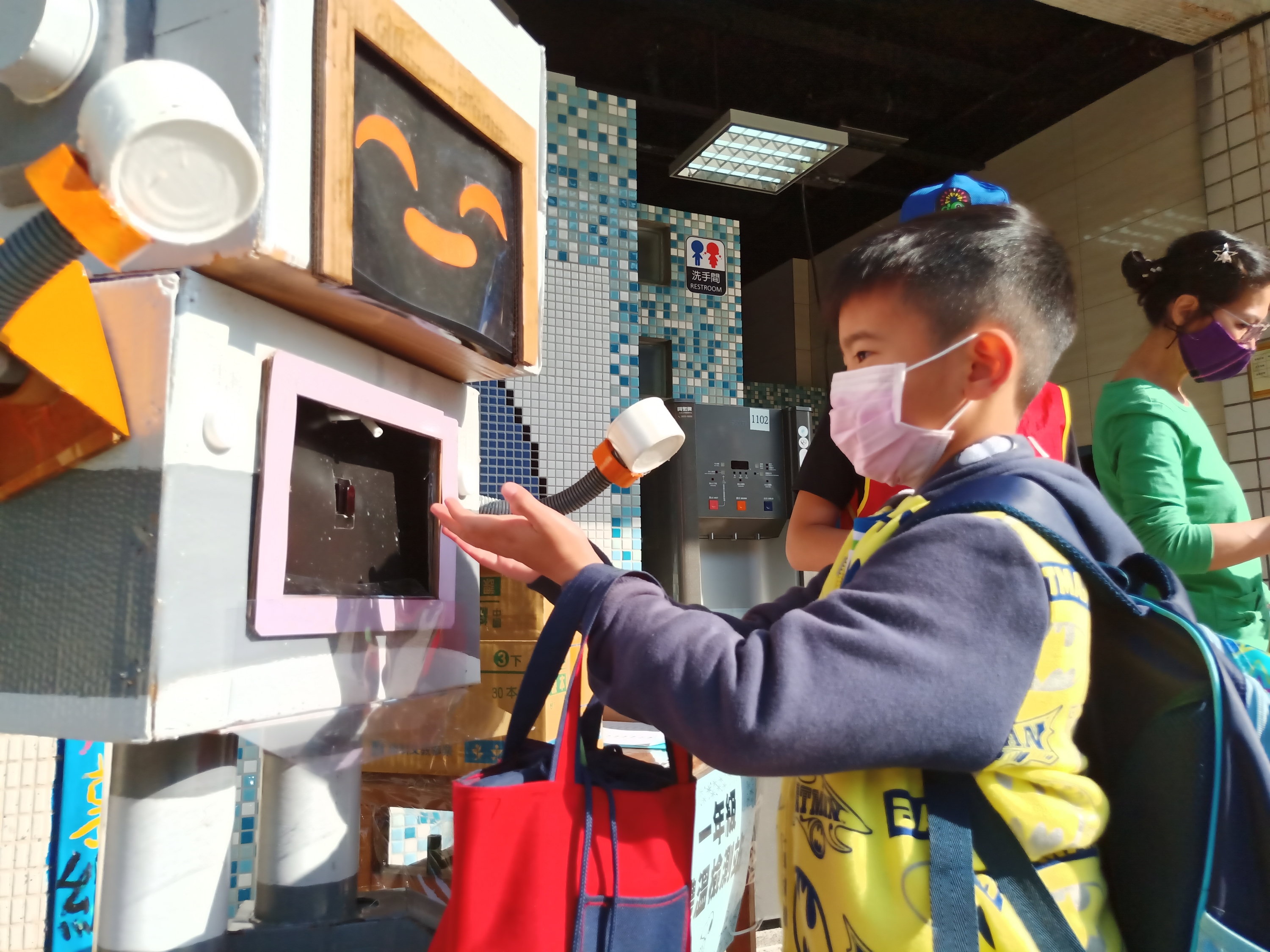 1八里國小師生共作小漾酒精消毒機