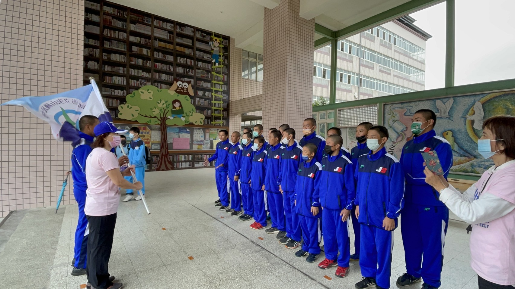 110年國中棒球聯賽尖山國中出賽前由紀校長授旗.jpg