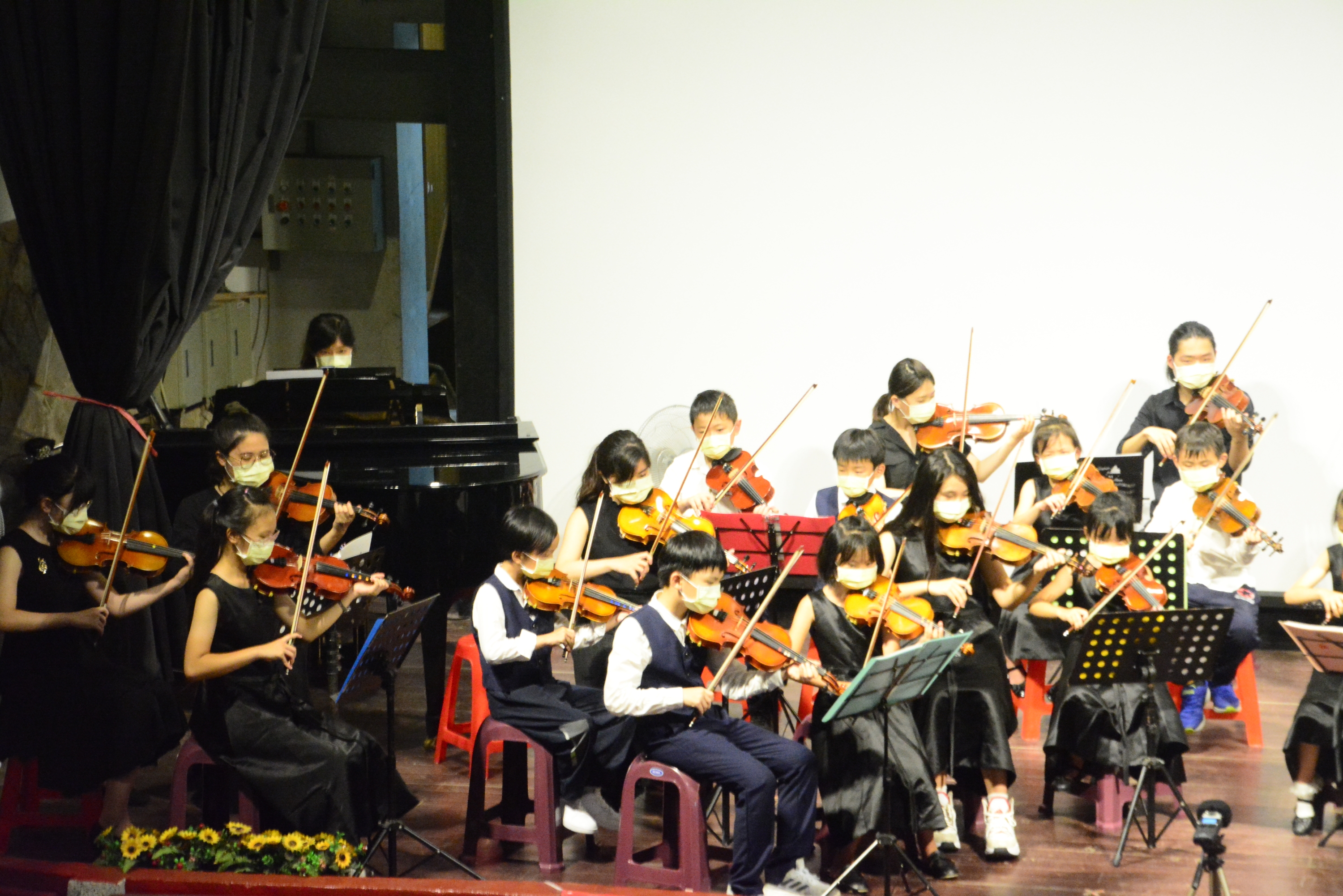 1110730九份學生專注演奏.jpg