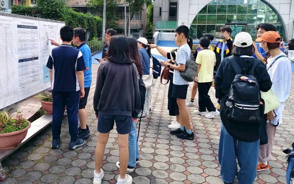 115年會考永平高中考場學生查看試場_0.jpg