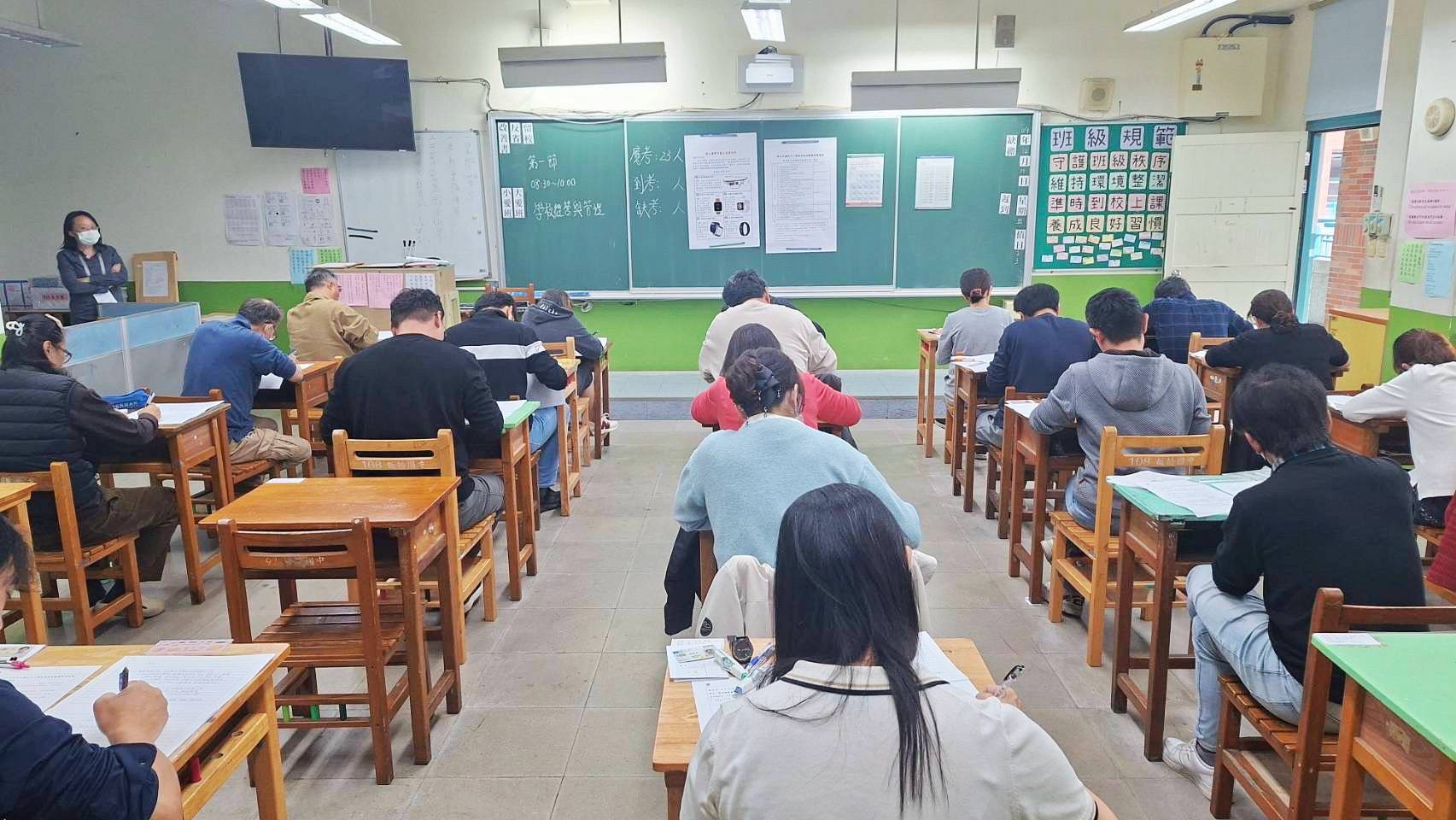 考生於試場內專注作答展現對考試的重視與投入