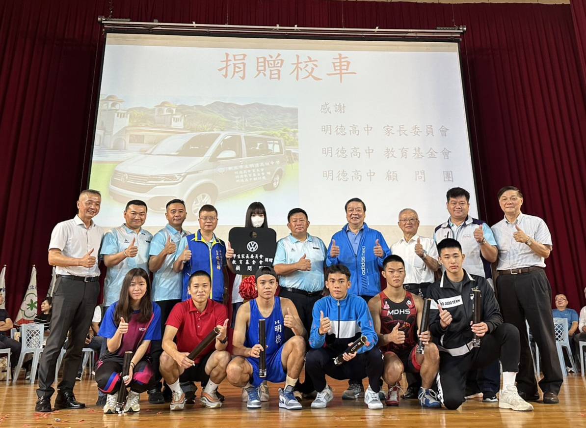 新北市明德高中創升學新高峰 家長會基金會齊贈校車助辦學