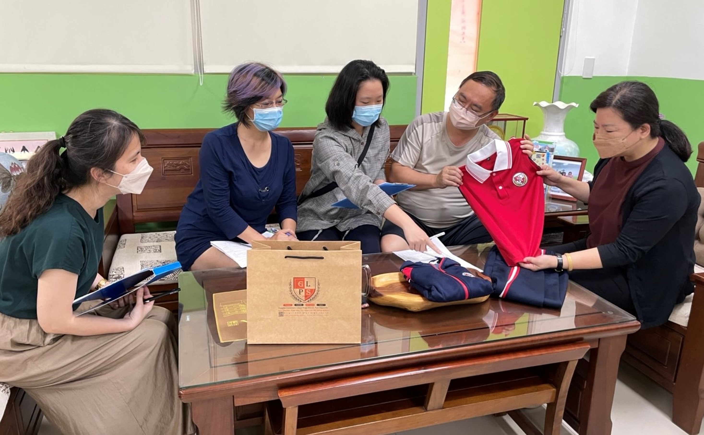 1.更寮國小師長寄送疫情期間學生所需物資.jpg