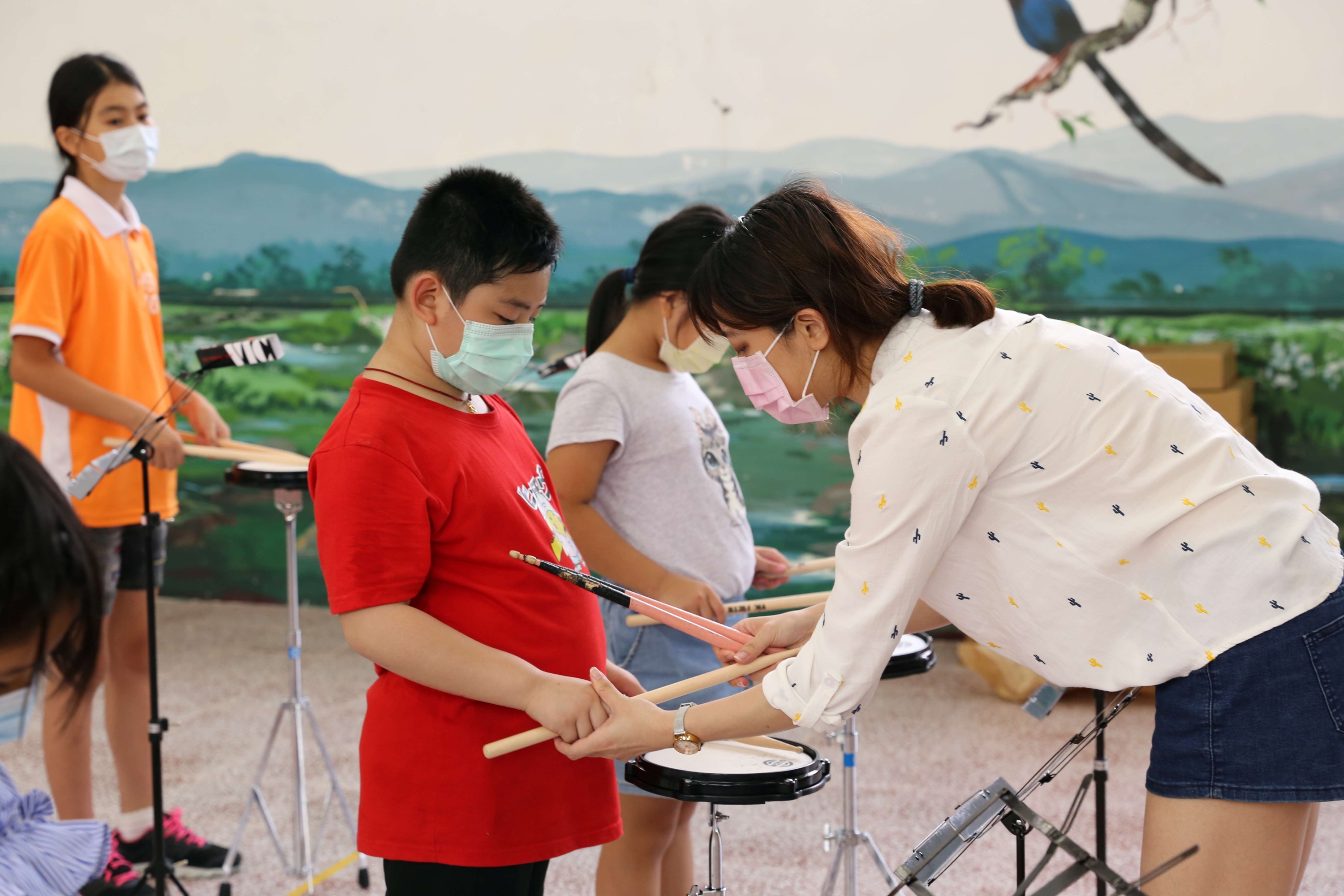 1.柑林國小開設「柑林音樂會」課程，帶領孩子體驗打擊合奏的樂趣。.jpg