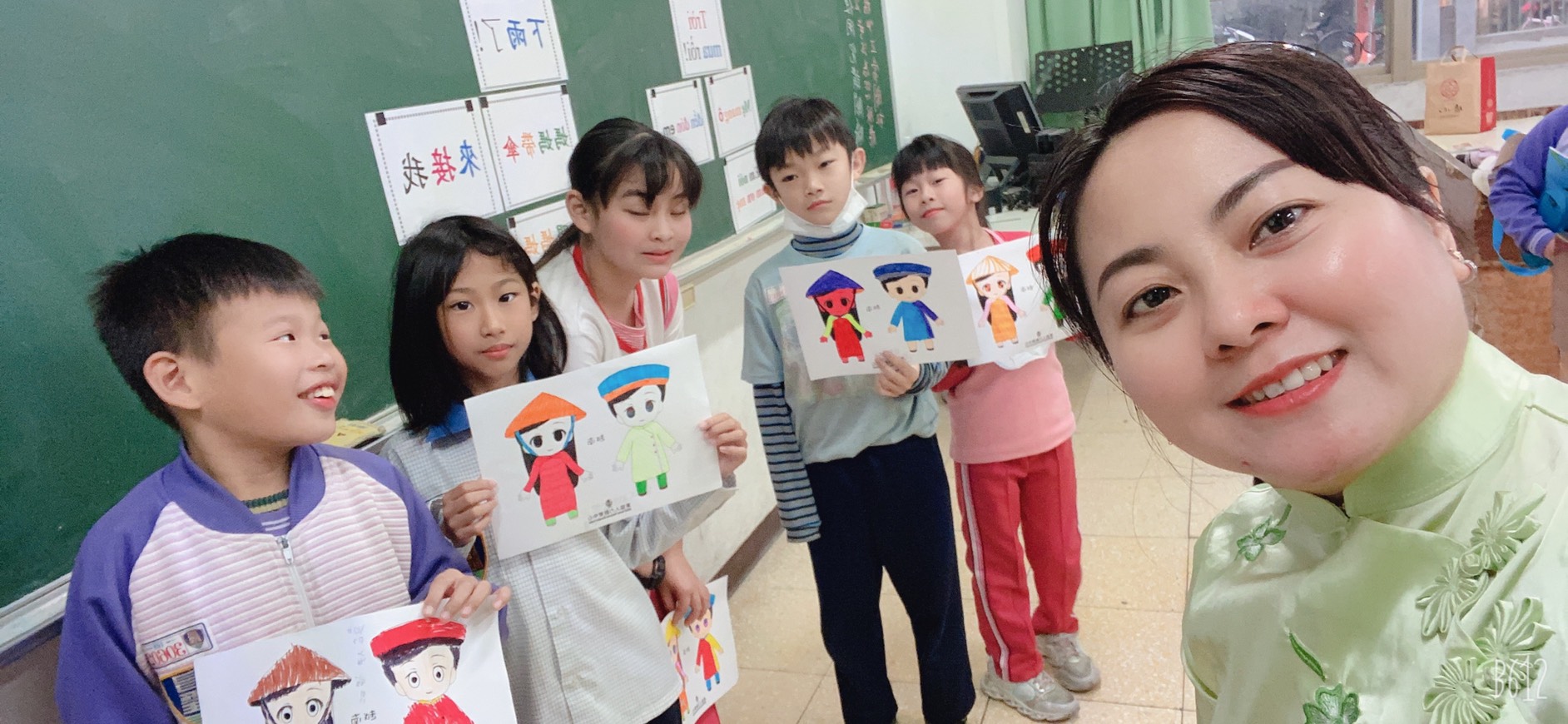 陳善明清老師教小朋友學越南語，她活潑樂觀的人格特質深受學生喜愛