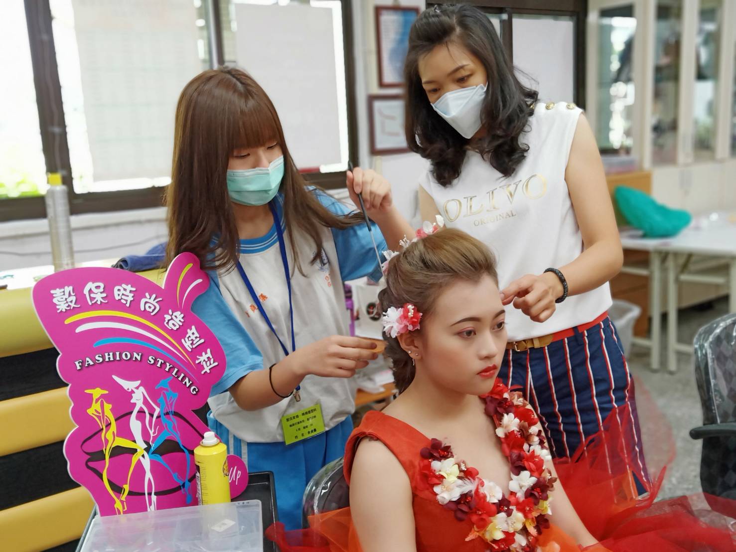 1.韓國時尚美型Party，帶領學生製作花瓣剪裁及花卉髮飾，用俐落的剪裁及流暢的線條做造型